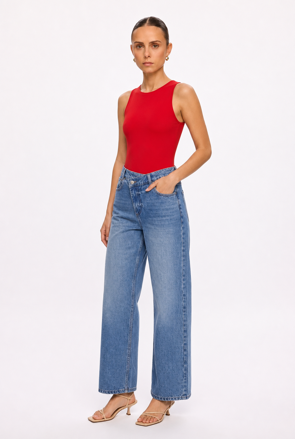 RED SLEEVELESS CREW NECK BODYSUIT - Three-quarter view