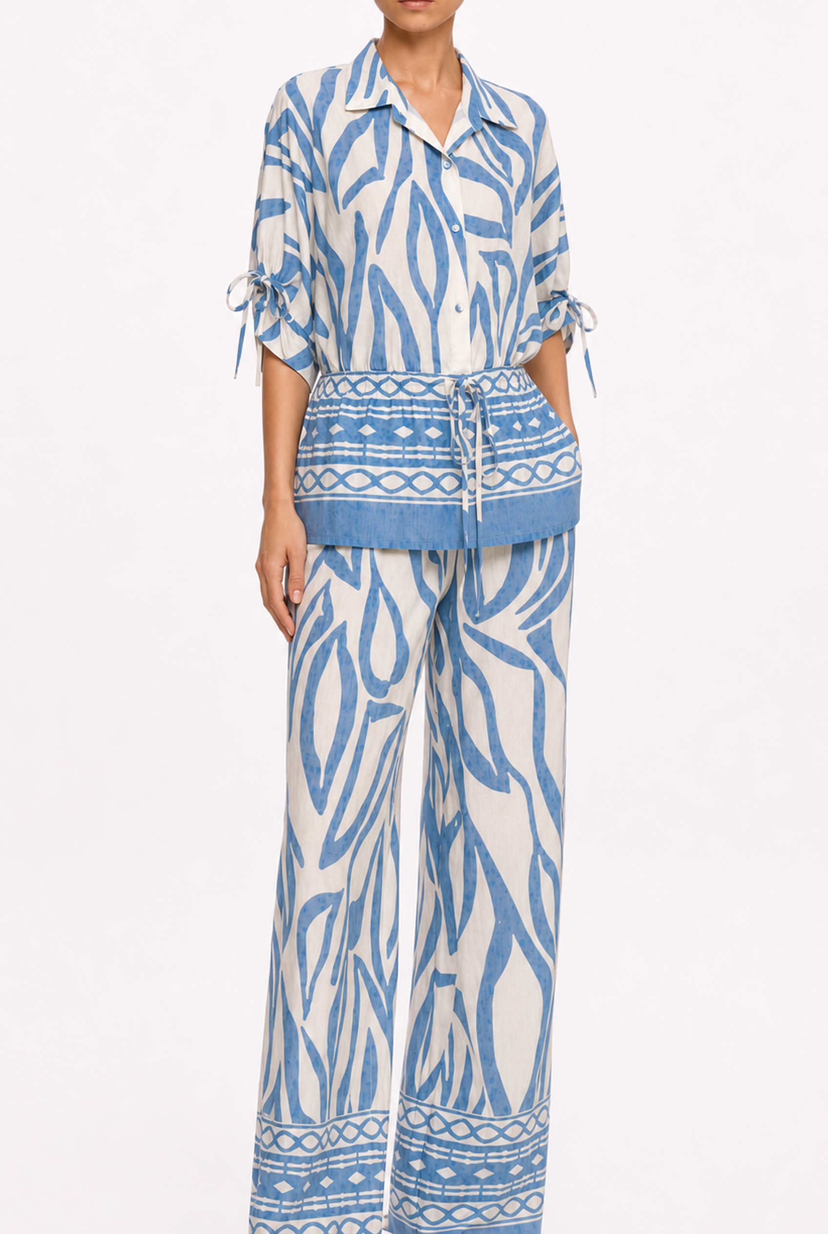 BLUE BORDER PRINT BLOUSE AND PANTS SET - Three-quarter view