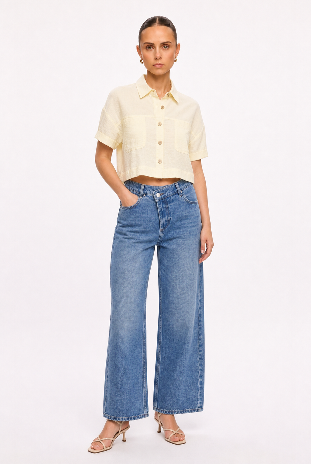 IVORY BUTTON-FRONT CROPPED SHORT SLEEVE BLOUSE - Three-quarter view
