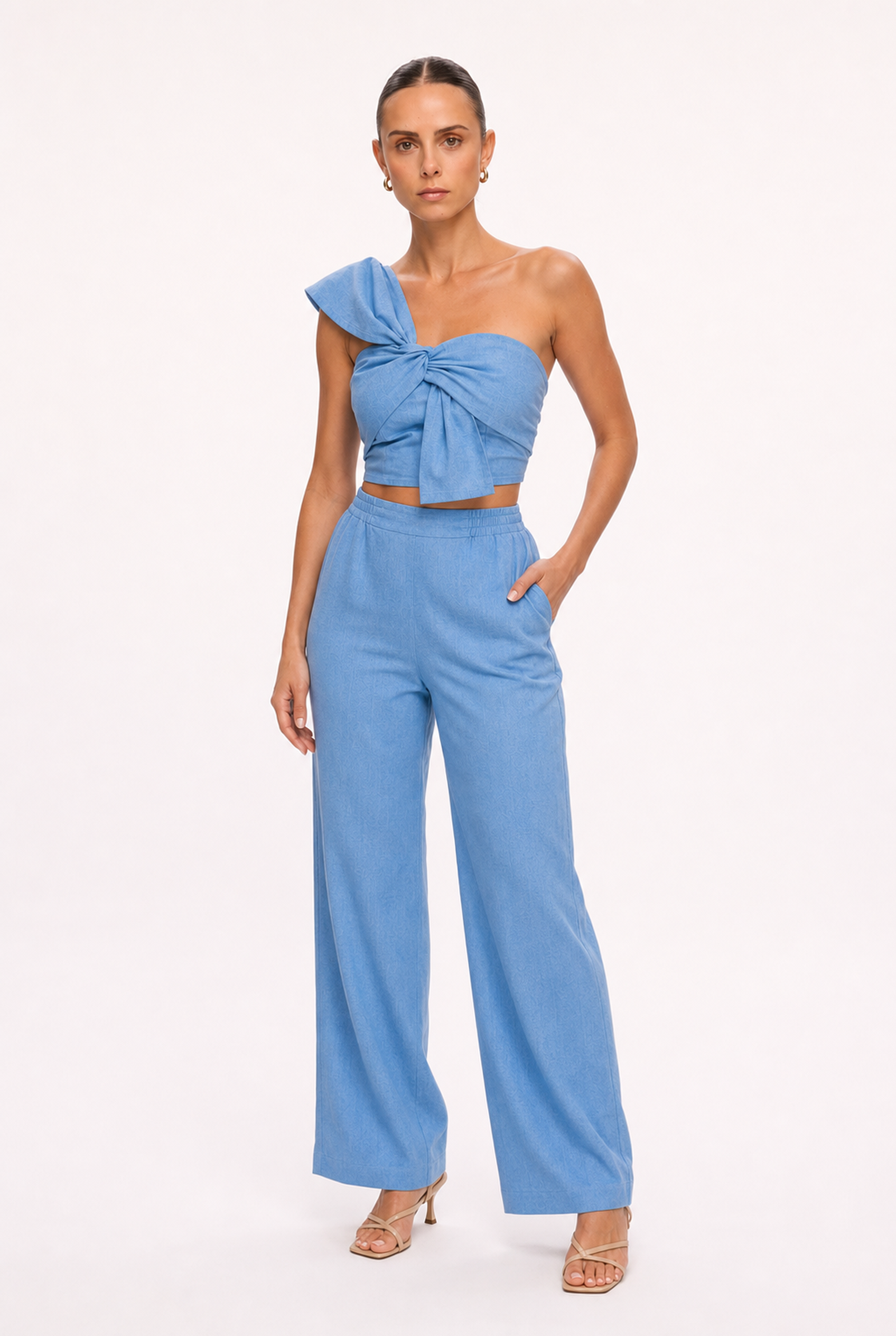 SKY BLUE KNOTTED ASYMMETRIC TOP AND PANTS SET - Three-quarter view