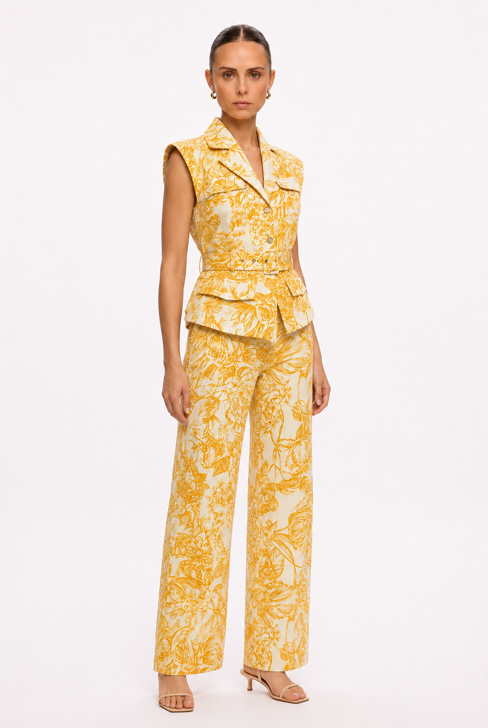 YELLOW FLORAL VEST AND PANTS SET - Three-quarter view